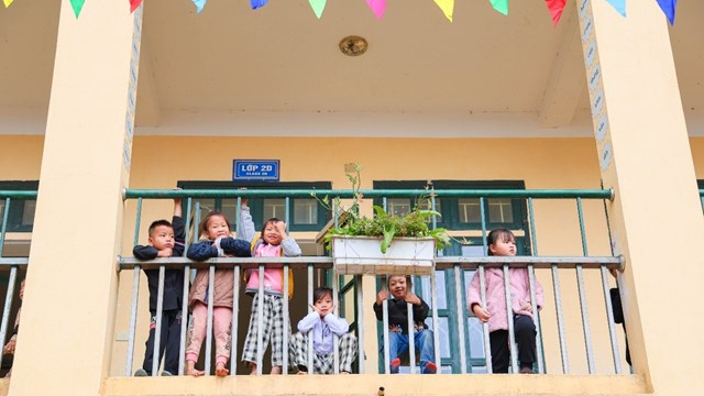 Hỗ trợ hàng trăm đầu sách xây dựng Thư viện số tại trường vùng cao Văn Chấn