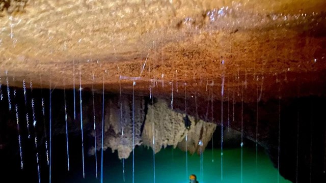 Việt Nam vừa phát hiện một hồ nước khổng lồ được “treo” trên vách hang, thuộc quần thể hang động nổi tiếng 