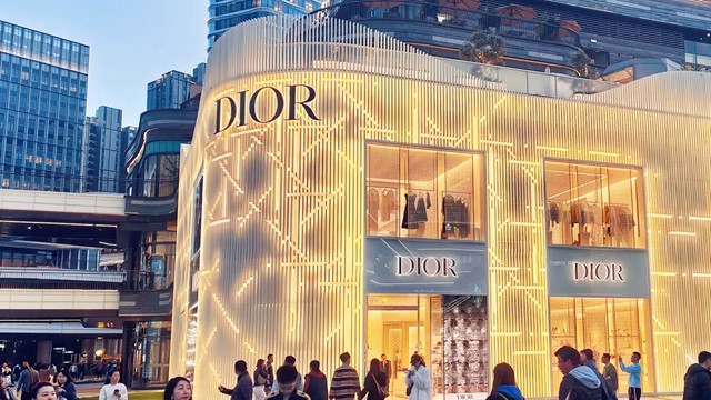 Dior mua túi 1,4 triệu bán gần 71 triệu đồng: Bóc trần mánh khóe bóc lột sức lao động?
