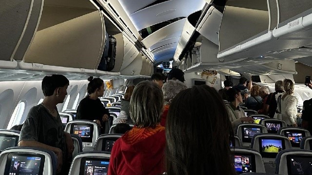 Máy bay Boeing hạ cánh khẩn cấp vì gặp nhiễu động: Hành khách 'treo lơ lửng' trong khoang hành lý, một số mảng trần bị 'xé toạc'