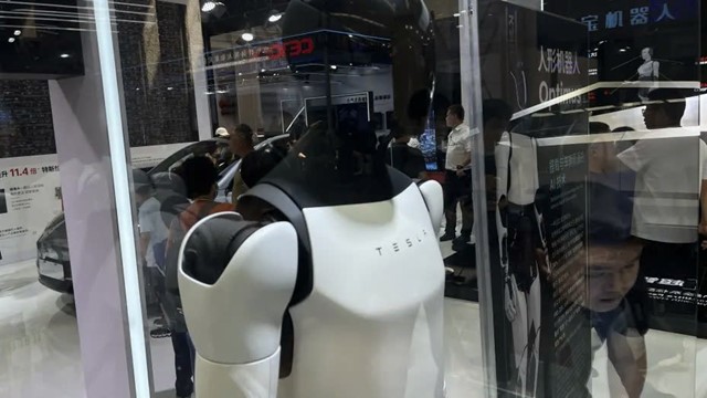 Robot hình người của Tesla chật vật giữa 'rừng robot' tại Bắc Kinh, giấc mộng thống trị của Elon Musk liệu có khả thi?