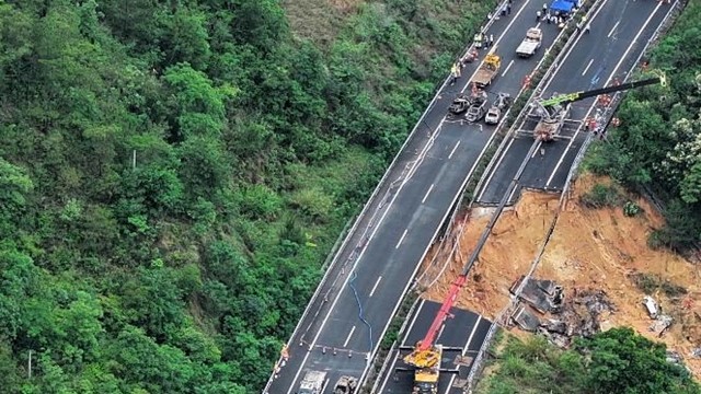 Mưa lớn kéo dài cuốn sập tuyến cao tốc 6 làn xe, hơn 20 phương tiện gặp nạn, gần 500 nhân viên cứu hộ được điều động tới hiện trường