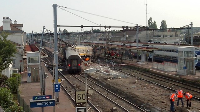 Tàu chở gần 400 khách trật bánh, đâm vào nhà ga với tốc độ 137km/h: Huy động khẩn cấp hơn 300 người, 8 trực thăng cứu hộ tại hiện trường