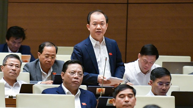 ĐBQH Bùi Hoài Sơn: “Nhiều người cay đắng nói rằng người Việt đang ở đây nhưng tâm hồn, tinh thần đã vượt biên, bị thao túng bởi Facebook, YouTube, TikTok hết rồi”