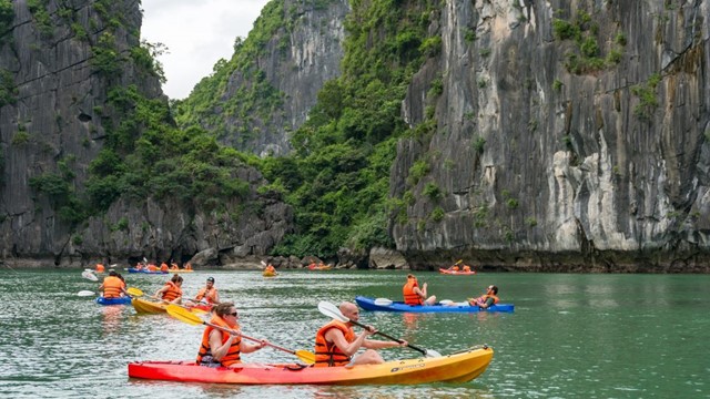 Vì sao Cát Bà tạm dừng hoạt động chèo thuyền kayak trên vịnh?