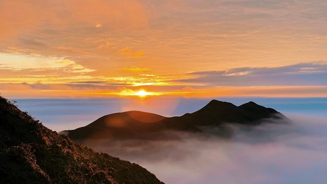 Việt Nam có ‘thiên đường săn mây’ cao gần 3.000m cực đẹp ở Tây Bắc: Thuộc top 7 ngọn núi cao nhất Việt Nam, đang gây sốt với mùa hoa đẹp nhất