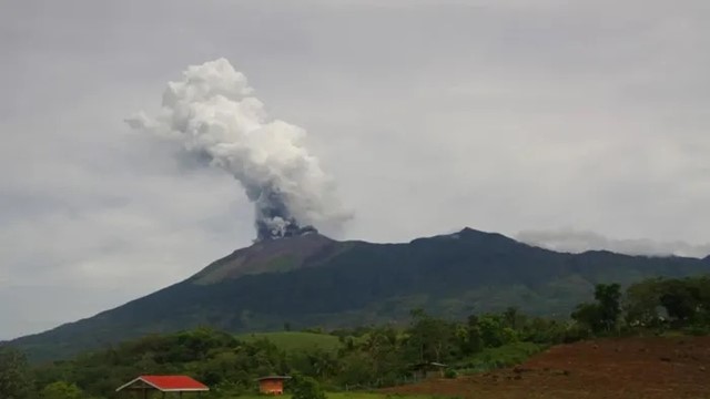 Ngọn núi bất ngờ xuất hiện luồng khí khổng lồ cao 4km, chính quyền liên tục phát cảnh báo, sơ tán khẩn cấp 87.000 người