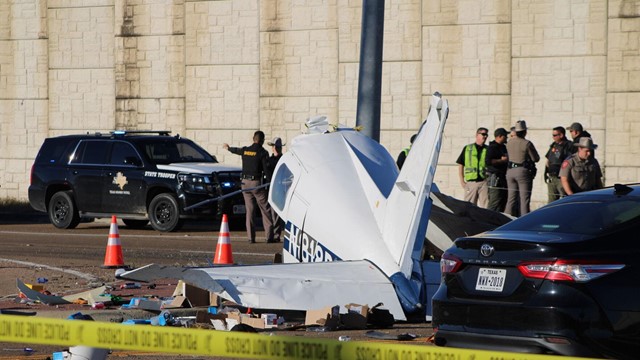 Máy bay đâm sầm vào giao lộ đông đúc khiến giao thông tê liệt, nhiều người bị thương: Cảnh sát lập tức phong tỏa hiện trường