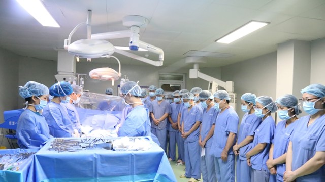 Hơn 60 y bác sĩ cúi đầu tri ân chàng trai 18 tuổi chết não hiến tạng cứu sống 6 người khác