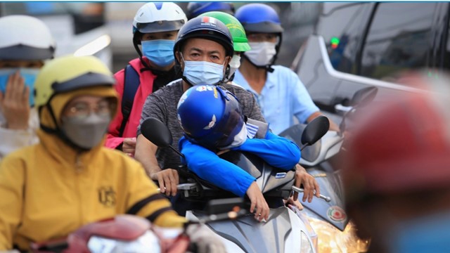 Cha mẹ lưu ý: Trẻ em trên 6 tuổi ngồi trước khi đi xe máy có thể bị phạt đến 10 triệu đồng, tước quyền sử dụng GPLX tới 12 tháng