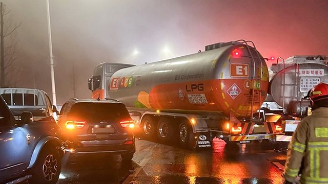 43 xe đâm liên hoàn trên đường cao tốc khiến 9 người bị thương, toàn bộ tuyến đường bị phong tỏa khẩn cấp