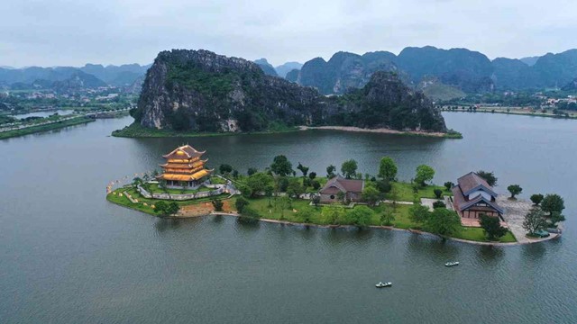 Chiêm ngưỡng ngôi chùa dát vàng có nguồn gốc hàng nghìn năm, nằm giữa lòng hồ ở thành phố di sản