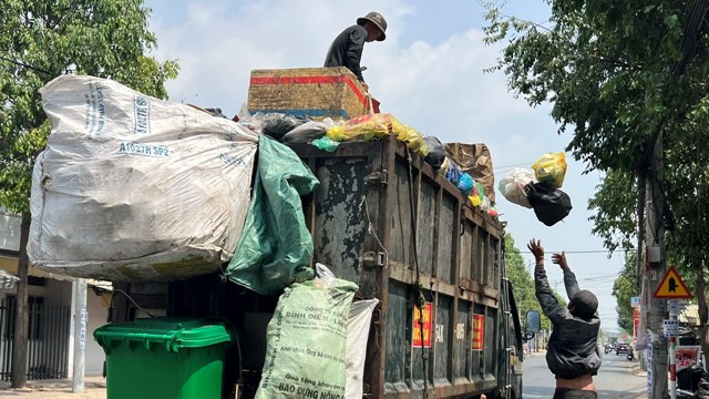 Từ hôm nay, rác thải sinh hoạt chưa được phân loại có thể bị từ chối tiếp nhận