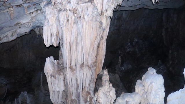 Người đàn ông đi làm rẫy bất ngờ phát hiện hang động có nhiều nhũ đá, hình dạng kỳ thú cực đẹp mắt tại tỉnh duy nhất là quê hương của 44 vị vua nước Việt