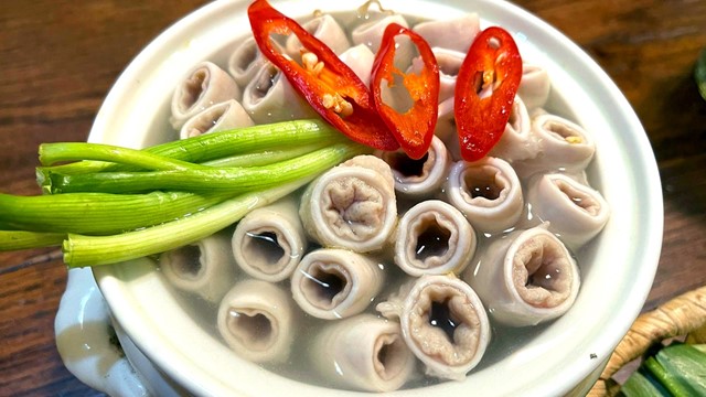 Đầu bếp Việt tuyên bố thưởng 1 tỷ nếu ai chứng minh được lòng se điếu là 'lòng tươi, thật từ lò mổ’