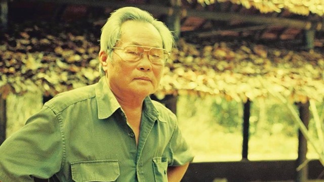 Nhà văn nổi tiếng là con chủ tiệm vàng, từng đi bộ đội: Nhân vật quen thuộc với nhiều thế hệ học sinh, con trai là 'đạo diễn bạc tỷ'