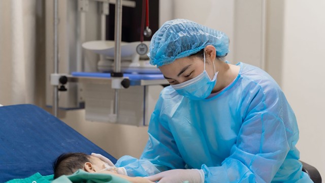 Hệ thống y tế của tỷ phú Phạm Nhật Vượng làm được điều 'khó tin', cứu sống bệnh nhi 8 tháng tuổi