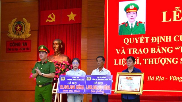 Trao bằng 'Tổ quốc ghi công' cho thân nhân Liệt sĩ hy sinh khi truy bắt tội phạm liên quan đến ma túy