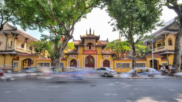 Ngôi chùa hơn 500 tuổi được mệnh danh là cổ tự linh thiêng nhất Thủ đô, tọa lạc giữa trung tâm phố cổ, được chọn làm nơi cung nghinh xá lợi Đức Phật ở Hà Nội