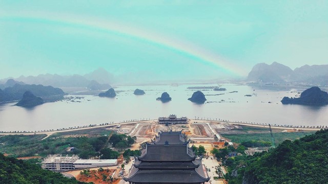 Từ ngày 17/5, ngôi chùa lớn nhất thế giới tại Việt Nam sẽ miễn phí hoàn toàn vé du thuyền và xe điện nội khu cho du khách tới tham quan, chiêm bái