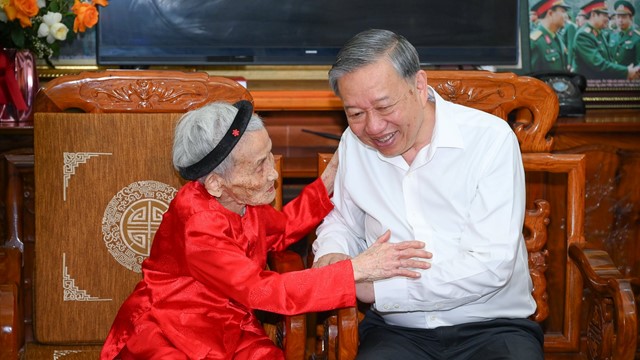 Tổng Bí thư Tô Lâm thăm, tặng quà Mẹ Việt Nam Anh hùng 102 tuổi, có 2 con trai đều là liệt sĩ, cháu nội là Đại tá quân đội