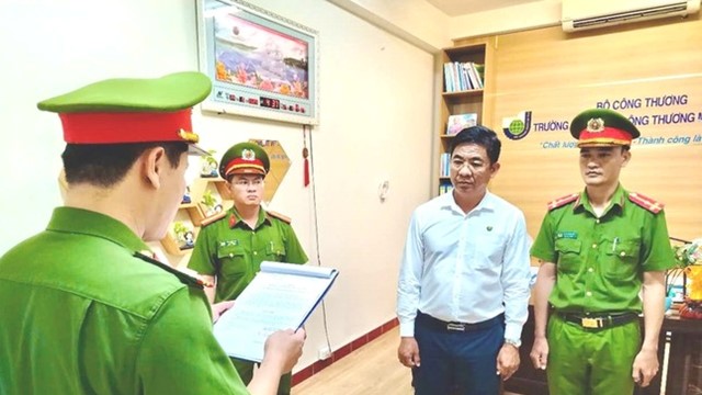 Bắt Hiệu trưởng Trần Kim Quyên