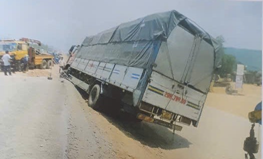 Công an kêu gọi ai biết thông tin về xe mang biển số 29H-799.69 liên hệ ngay với Điều tra viên Đặng Nguyên Phú qua SĐT 093.777.4343