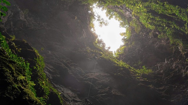 Bí ẩn bên trong hố sụt sâu 250m ẩn mình giữa lòng Di sản thiên nhiên thế giới của Việt Nam, chưa có nổi 10 người từng đặt chân xuống đáy