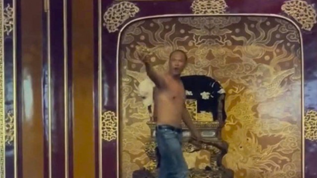 Bảo vật quốc gia - Ngai vàng duy nhất còn lại ở Việt Nam vừa bị khách tham quan bẻ gãy thành nhiều khúc