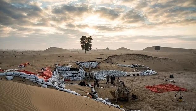 Nhìn thấy gò đất lạ từ trực thăng, huy động công nghệ cao vào cuộc, bất ngờ phát hiện thành phố 5.000 năm tuổi bị chôn vùi dưới lòng hoang mạc gây 'chấn động' giới khảo cổ