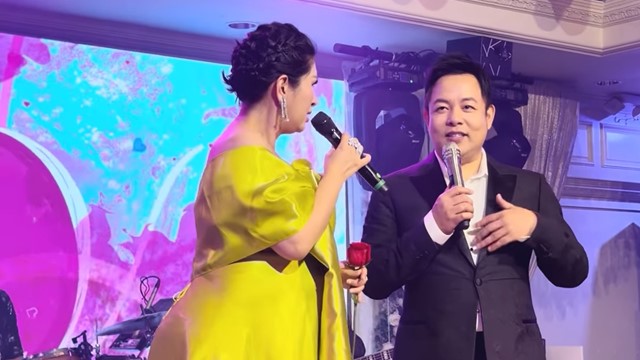 Ca sĩ Hồng Nhung lộ bụng bầu tháng thứ 8 khi đang diễn tại Mỹ