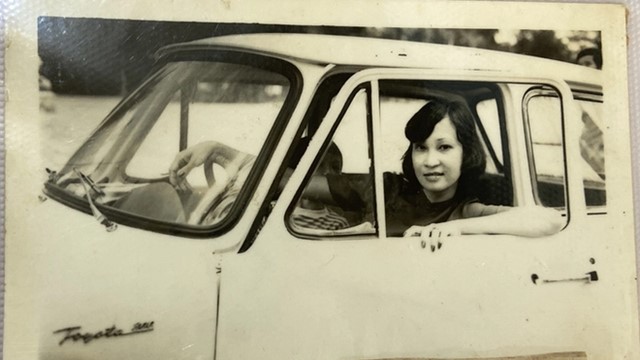 Cô đào nức tiếng Sài Gòn từng nhận cát-xê 1 cây vàng mỗi đêm, tuổi xế chiều gặp di chứng thẩm mỹ, sống cô độc, phải đi cọ vệ sinh, làm móng dạo kiếm sống