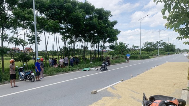 Yêu cầu điều tra, truy tố người phơi thóc, đốt rơm rạ trên đường gây tai nạn