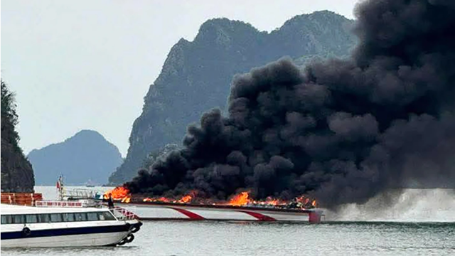 Tàu du lịch chuyên chạy tuyến cảng Ao Tiên – Quan Lạn bất ngờ bốc cháy giữa biển