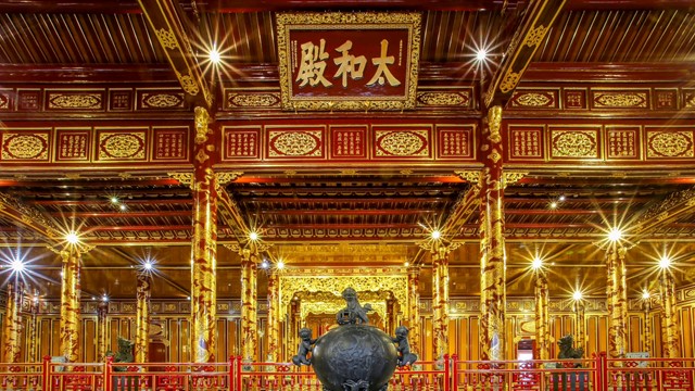 Ngôi điện nổi tiếng Việt Nam sử dụng tới 20.000 lá vàng để trang trí, tiếp tục được dát thêm 300 lượng vàng trong lần trùng tu gần đây