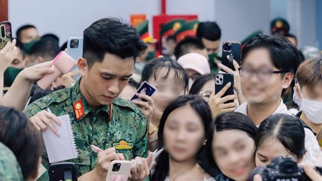 Hiện tượng 'săn đón' Thượng úy Lê Hoàng Hiệp như ngôi sao giải trí: Sự mến mộ đang dần trở nên phản cảm