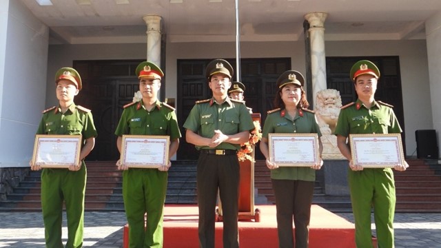 Bộ Công an khen thưởng 2 cán bộ 