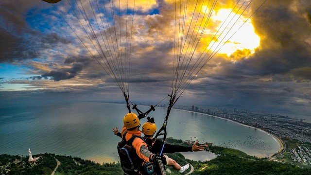 Du khách tử vong khi bay dù lượn trên bán đảo Sơn Trà 
