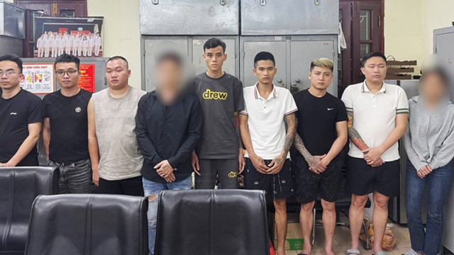 Đột kích quán karaoke, bắt 8 người, giải cứu 52 nhân viên