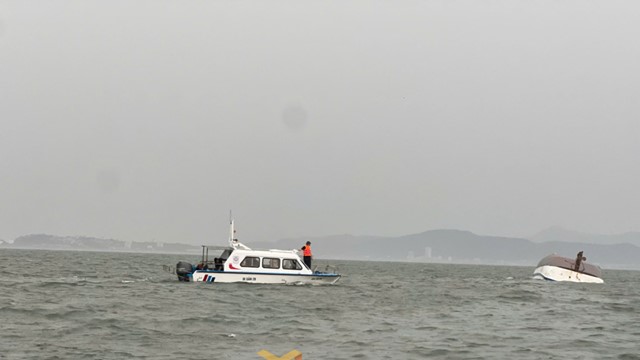 Đắm tàu chở hơn 50 người trên Vịnh Hạ Long, lực lượng cứu hộ khẩn cấp vào cuộc