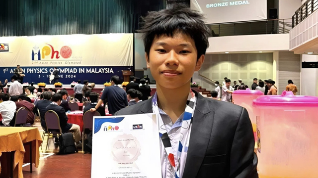 ‘Thần đồng’ duy nhất Việt Nam vừa giành HCV Olympic Vật lý 2025: Đam mê Toán từ nhỏ, lớp 9 ‘rẽ ngang’ vì 1 lý do