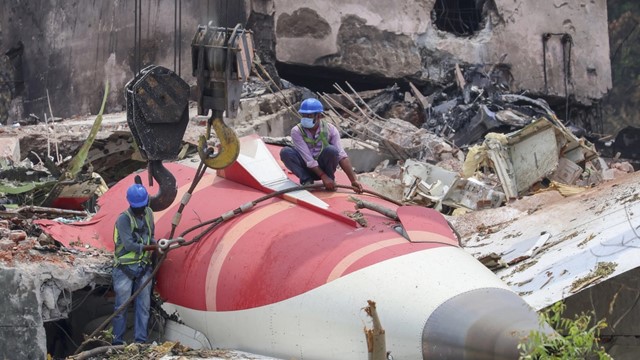 Trao nhầm thi thể vụ rơi máy bay Ấn Độ khiến hơn 260 người thiệt mạng