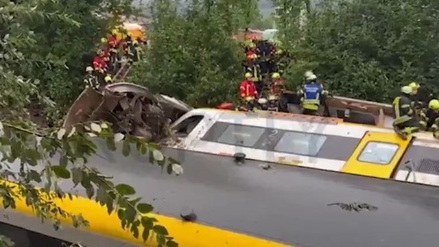 Toa tàu lao khỏi đường ray, tàu chở 100 hành khách bất ngờ trật bánh, ghi nhận nhiều thương vong