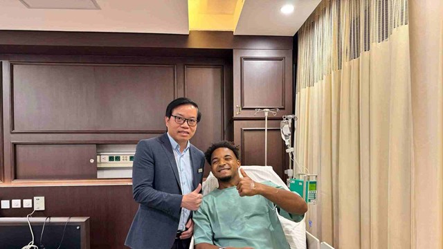 Giáo sư từng mổ trực tiếp cho cầu thủ Xuân Son vừa trở thành Tổng Giám đốc hệ thống y tế tư nhân của ông Phạm Nhật Vượng