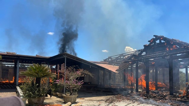 5 căn nhà gỗ quý giá 7 tỷ cháy thành than, chủ nhân ngất xỉu