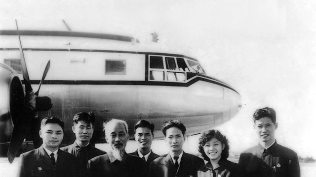 Chiếc chuyên cơ từng chở Bác Hồ đang gây ‘sốt’ mạng, là món quà đặc biệt tặng riêng Chủ tịch Hồ Chí Minh