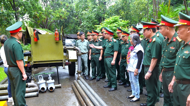 Gia đình Đại tướng Võ Nguyên Giáp nhận món quà kỷ vật đặc biệt từ đơn vị thuộc Bộ Quốc phòng