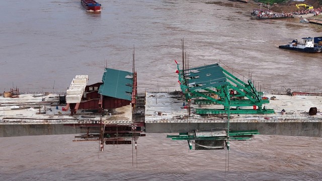 Huy động 250 công nhân làm ‘3 ca 4 kíp’, chạy nước rút hoàn thành cầu Phong Châu 
