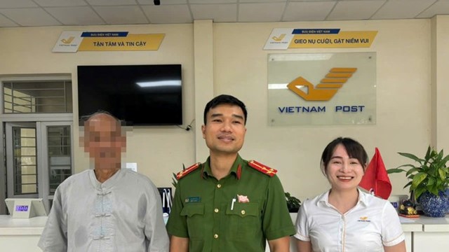 Thấy cụ ông đến rút 500 triệu tiền tiết kiệm, nhân viên bưu điện lập tức báo công an