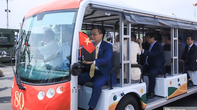 Ông Phạm Nhật Vượng trực tiếp lái xe tại sự kiện quan trọng